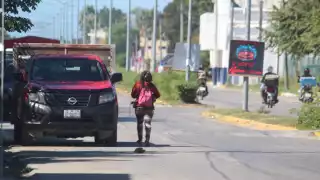 Alertan en Champotón por mujer caminando en la carretera; pone en riesgo su vida