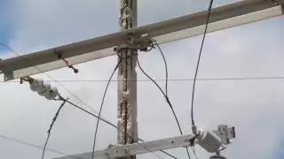 Vecinos de Champotón acusan a CFE  de ignorar poste en peligro de colapso en Fovissste