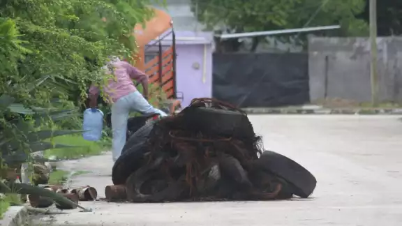 Malestar en Las Brisas por acumulación de llantas en la calle