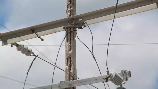 Un poste de concreto de la CFE en mal estado amenaza con colapsar en la colonia Fovissste de Champotón