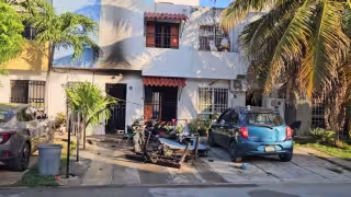 Rescatan a tres niños y a sus padres de un incendio en la Supermanzana 215 de Cancún