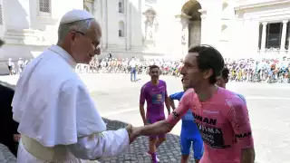 El papa León XIV bendice al pelotón de Giro a su paso por el Vaticano