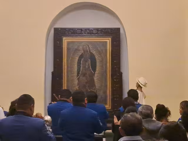 a iglesia se convierte en un punto de encuentro para los devotos de la Virgen de Guadalupe.