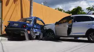 Aparatoso accidente en Santa Lucía, Campeche: Tsuru termina destrozado contra un poste