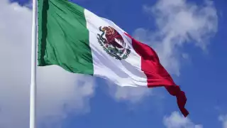 Izamiento de la Bandera Monumental tras mantenimiento y verificación