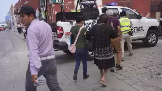 Policía traslada de urgencia a adulto mayor desvanecido en la zona centro de Campeche