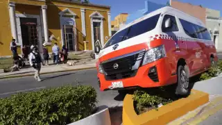 Combi se monta en camellón central del barrio de Guadalupe en Campeche; hay pasajeros lesionados