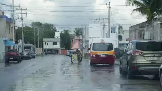 Onda Tropical  27 sorprende a Campechanos con actividad eléctrica y fuertes vientos