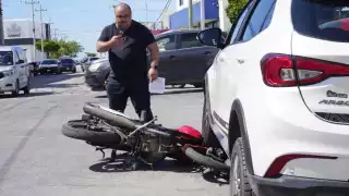 No respetó el alto: Auto atropella a motociclista en la zona comercial de Ah Kim Pech en Campeche   