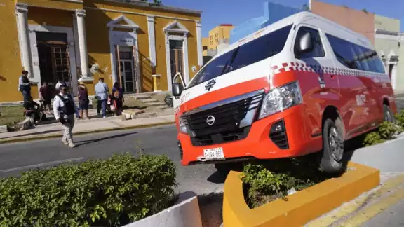 Colectivo se monta en camellón en zona centro; hay lesionados Colectivo se monta en camellón en zona centro; hay lesionados