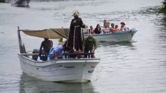 La reverenciada imagen fue acompañada por unas 10 embarcaciones donde iban sacerdotes, fieles, monjas y las reinas de la feria.