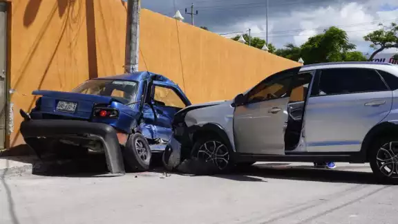 El Tsuru terminó destrozado contra un poste y fue declarado pérdida total. El Tsuru terminó destrozado contra un poste y fue declarado pérdida total.