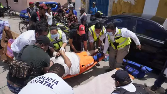Agentes estatales junto con paramédicos del sector salud le brindaron los primeros auxilios