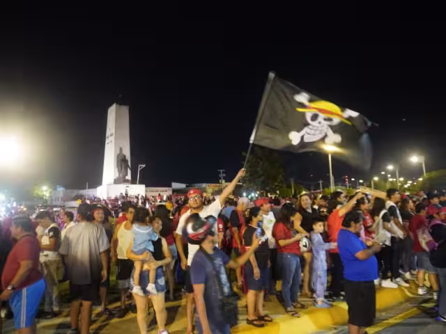 La afición campechana se lanzó al abordaje para celebrar el triunfo de su equipo.