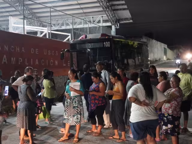 Los manifestantes impidieron que una de las unidades saliera.