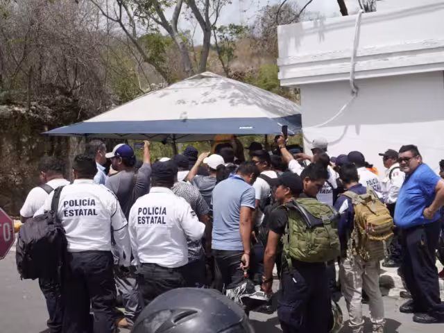 Policías inconformes por negativa de pago