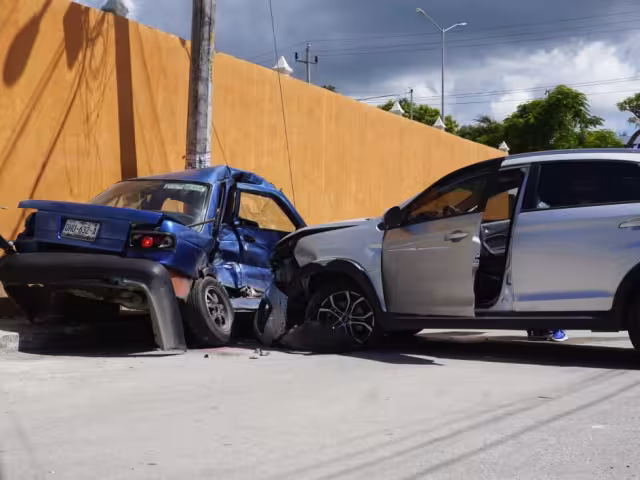 El Tsuru terminó destrozado contra un poste y fue declarado pérdida total.