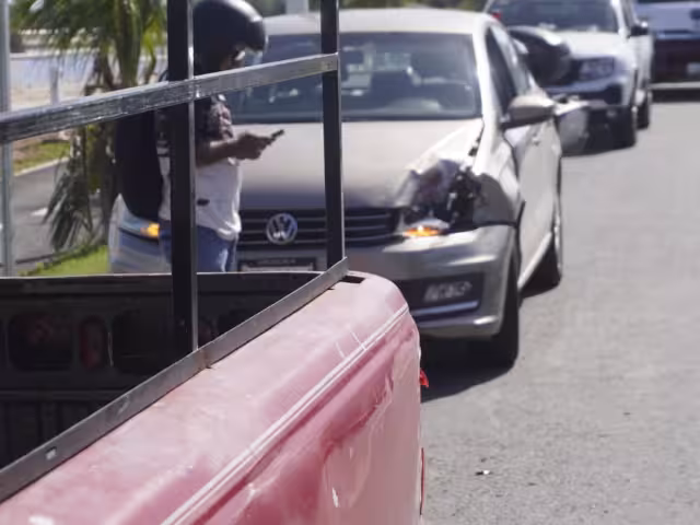 Sin lesionados tras percance vial en la avenida Fundadores