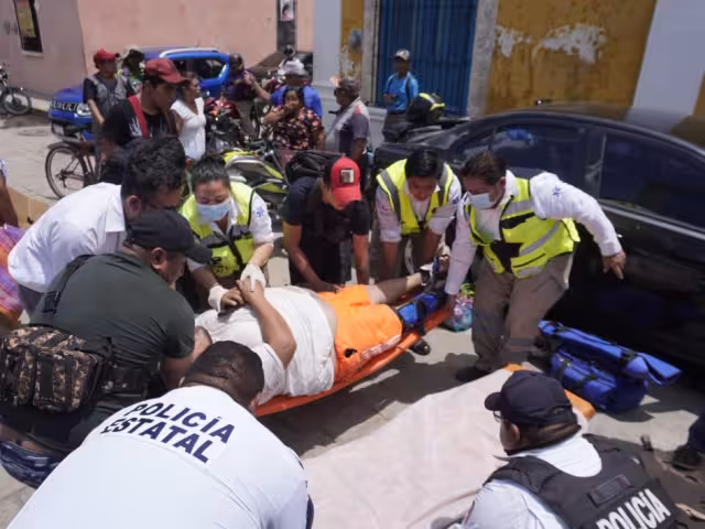 Agentes estatales junto con paramédicos del sector salud le brindaron los primeros auxilios