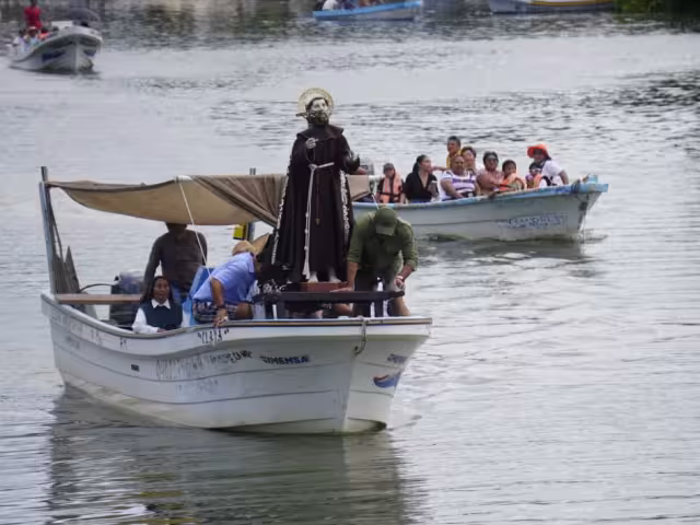 La reverenciada imagen fue acompañada por unas 10 embarcaciones donde iban sacerdotes, fieles, monjas y las reinas de la feria.
