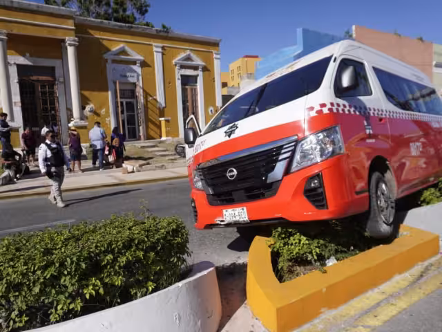 Colectivo se monta en camellón en zona centro; hay lesionados