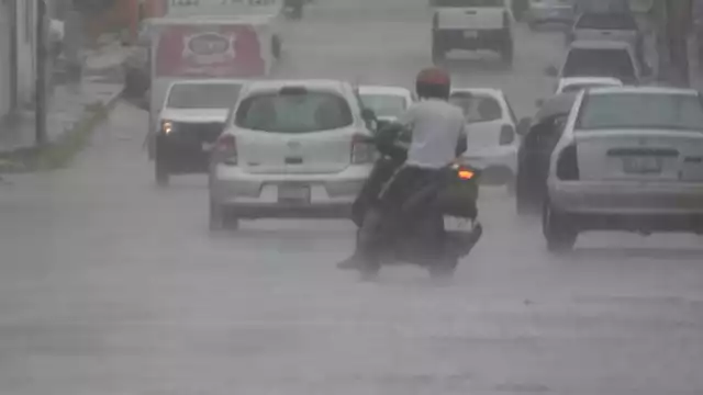 La onda tropical 31 provocó lluvias vespertinas este miércoles en Campeche.