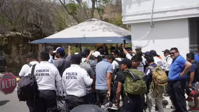Policías inconformes por negativa de pago