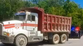 Patrulla de la SSC es impactada por camión tipo volquete en zona resguardada por invasión en Playa del CARMEN