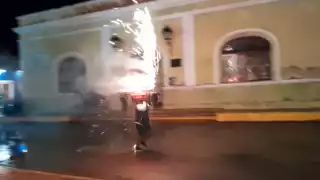 Tradición bajo la lluvia: Dzitbalché celebra con toritos y fuegos artificiales