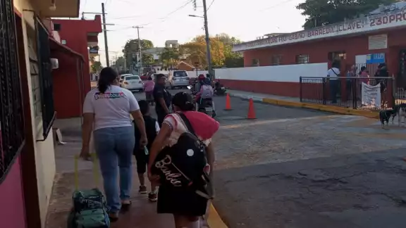 Padres de familia acompañaron a los estudiantes hasta los planteles escolares Padres de familia acompañaron a los estudiantes hasta los planteles escolares