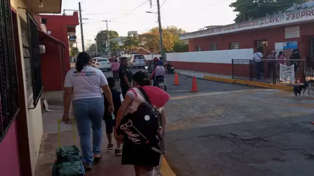 Padres de familia acompañaron a los estudiantes hasta los planteles escolares