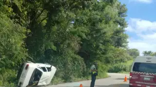 Vehículo del IMSS sufre volcadura en la carretera Campeche–Seybaplaya