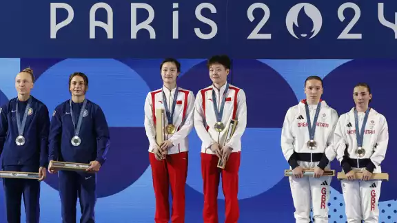 Los atletas con medalla y caja misteriosa