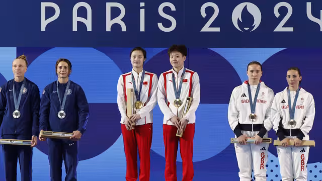 Los atletas con medalla y caja misteriosa