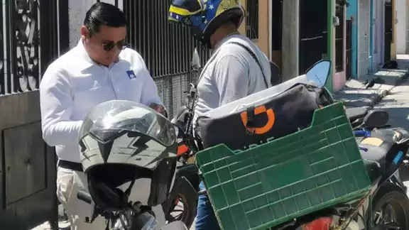 Luego de caer al pavimento, se notó adolorido en la zona del tobillo Luego de caer al pavimento, se notó adolorido en la zona del tobillo
