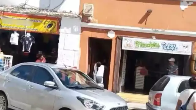 Dos mujeres se pelearon en el Centro Histórico de Campeche tras un incidente con una estantería de calzado.