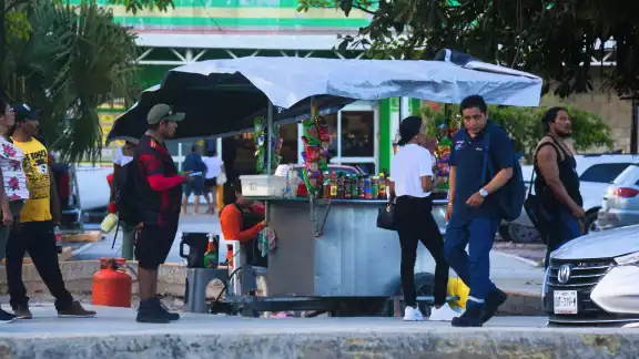 Urbanista asegura que el comercio informal compromete el espacio público y salud laboral Urbanista asegura que el comercio informal compromete el espacio público y salud laboral