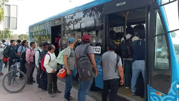 Usuarios aseguran que algunos choferes no dan paradas aunque haya gente esperando Usuarios aseguran que algunos choferes no dan paradas aunque haya gente esperando