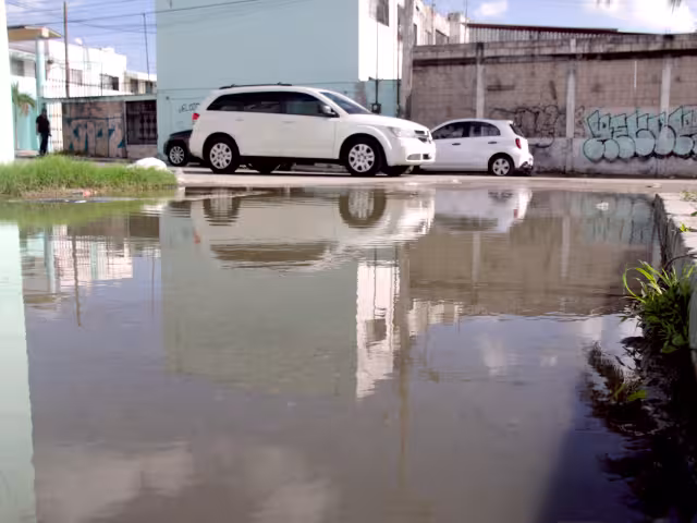 Para evitar enfermedades, los vecinos mantienen su puertas y ventanas cerradas. La molestia crece cada día en la Región 92