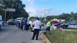 Choque entre taxi y dos automóviles en Playa del Carmen deja a conductor y pasajero heridos