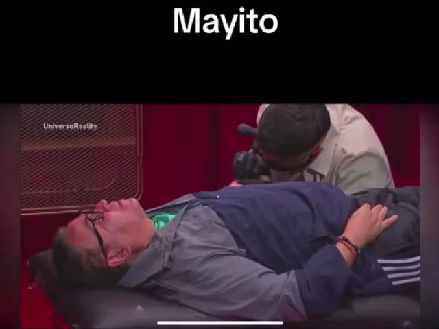 Mayito se hace un tatuaje en La Casa de los Famosos, soportando el dolor.