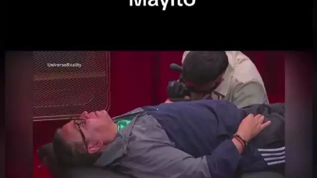 Mayito se hace un tatuaje en La Casa de los Famosos, soportando el dolor.