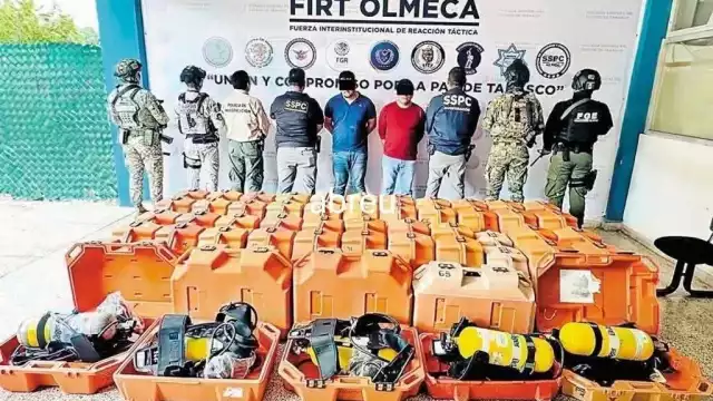 La Semar presentó a los detenidos, así como los equipos recuperados.