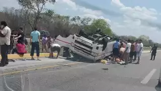 El taxi colectivo volcó tras presuntamente circular a exceso de velocidad
