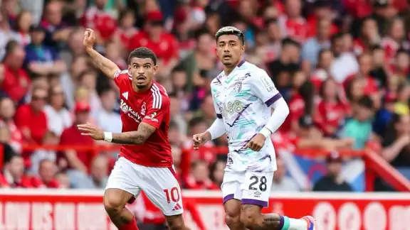 Araujo tuvo su debut en la Premier en la segunda mitad