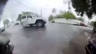 Conductor protagoniza choque tras "volarse" un alto  en  Mérida:  Se  habría dado a la fuga   