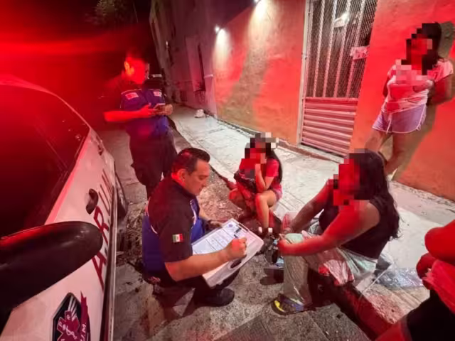 Paramédicos revisaron a la lesionada, quien no presentó heridas de gravedad, por lo que no fue necesario un traslado al hospital.