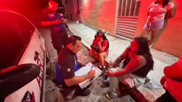 Paramédicos revisaron a la lesionada, quien no presentó heridas de gravedad, por lo que no fue necesario un traslado al hospital.