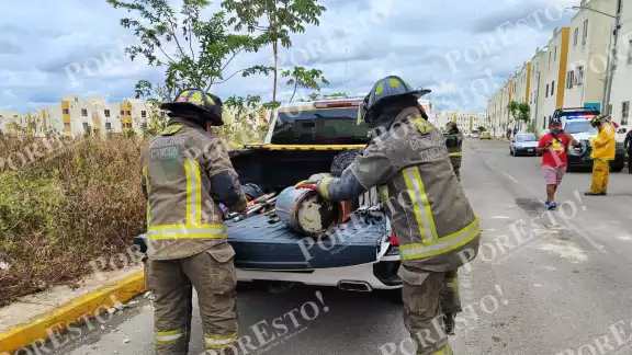El tanque de gas fue retirado por el cuerpo de bomberos de Cancún El tanque de gas fue retirado por el cuerpo de bomberos de Cancún
