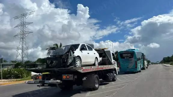 el conductor del automóvil compacto resultó lesionado y tuvo que ser atendido por paramédicos el conductor del automóvil compacto resultó lesionado y tuvo que ser atendido por paramédicos